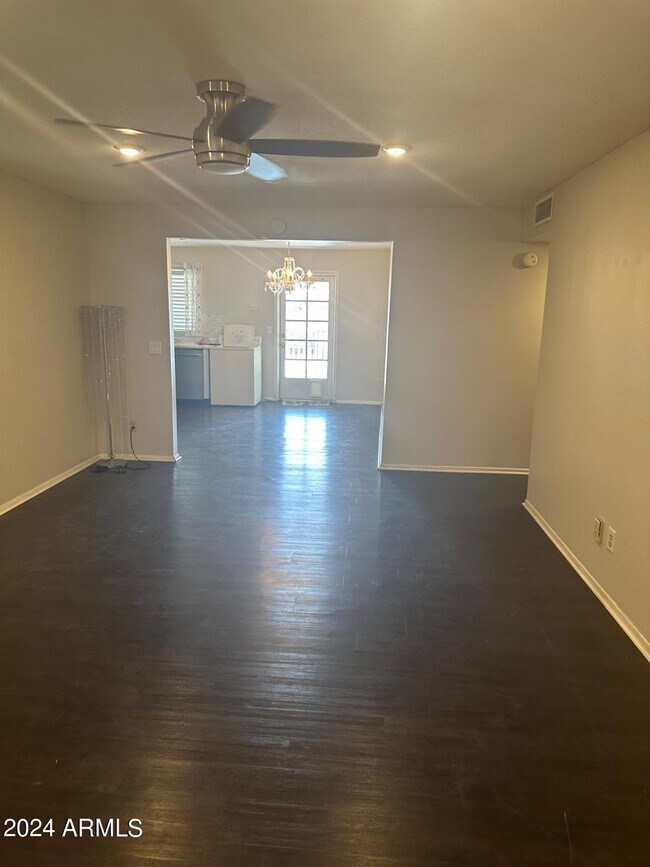 Foto del edificio - 6321 W Mountain View Rd