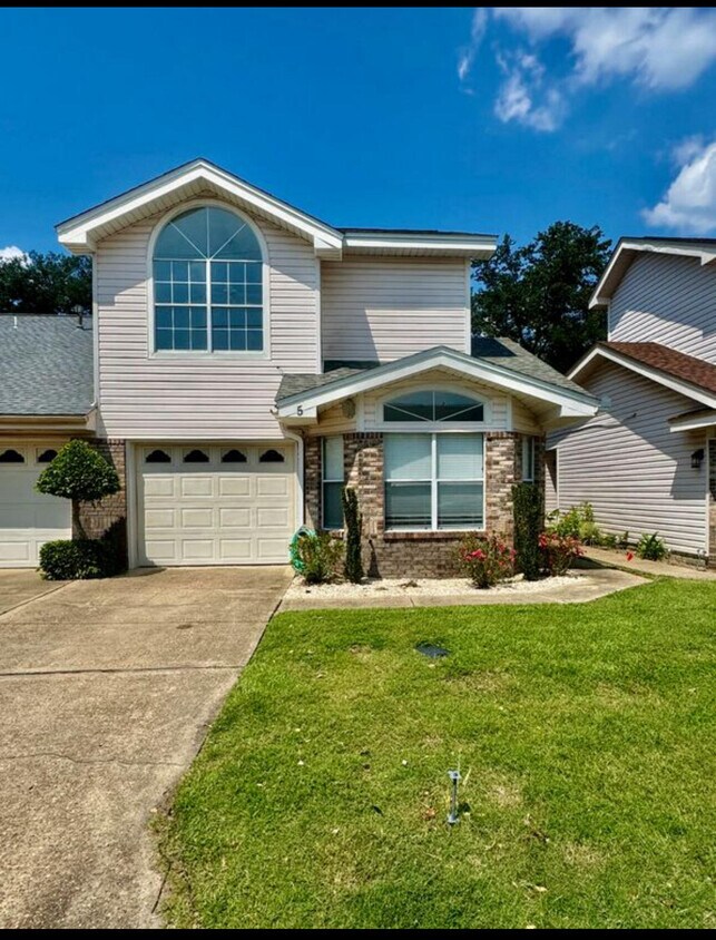Primary Photo - 5 Falcon Ridge Ln