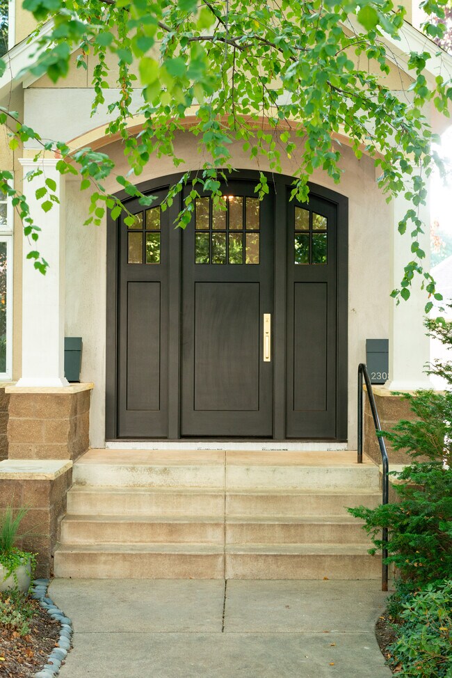 Foto del edificio - 2308 Humboldt Ave S