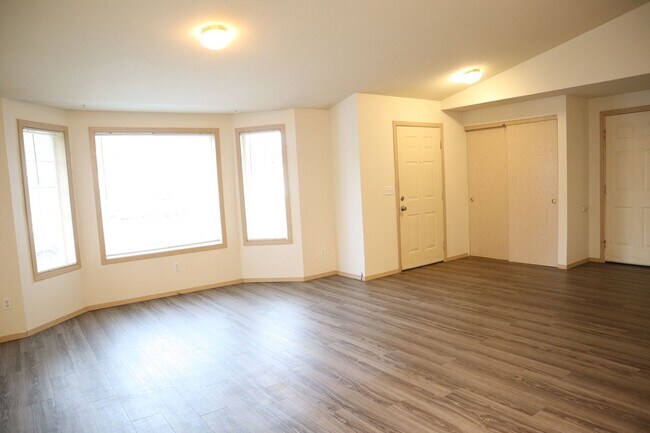 Building Photo - Well Maintained Single Level Woodland Home...