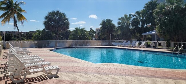 Foto del edificio - 9371 Fontainebleau Blvd