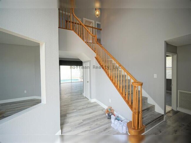 Building Photo - 5-Bedroom 3-bath Pool House in Tampa