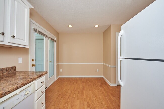 Foto del edificio - For Rent: 2BR, 1BA condo