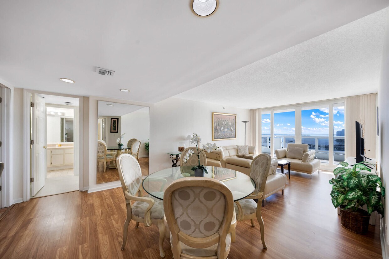Primary Photo - 1717 N Bayshore Dr