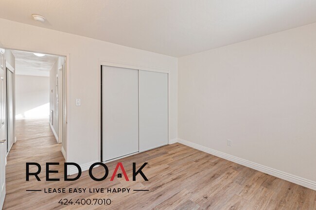 Building Photo - Spacious and Welcoming Two Bedroom with Lo...