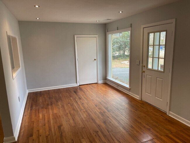 Foto del edificio - Adorable 3BR / 2BA Brick ranch situated on...