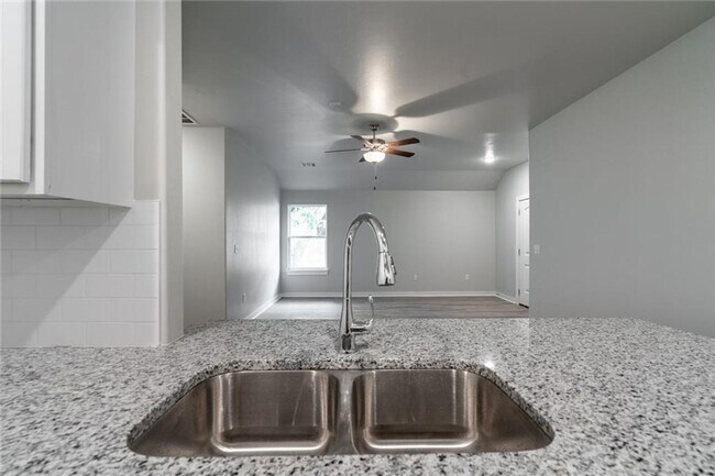 Building Photo - Charming Duplex with AMAZING Updates throu...