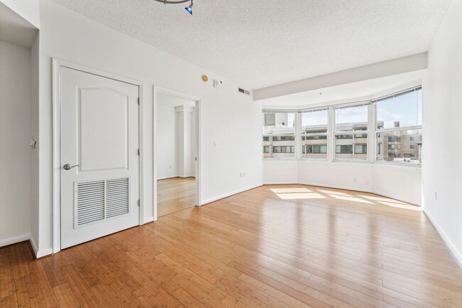 Foto del edificio - One Month Free for Lease Start by 12/31! A...