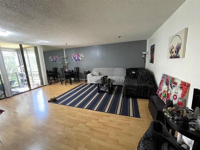 Foto del edificio - 671 NE 195th St