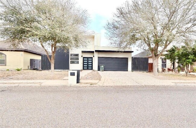 Building Photo - 22 E 7th St