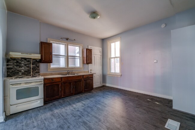 Building Photo - 422 N 7th St