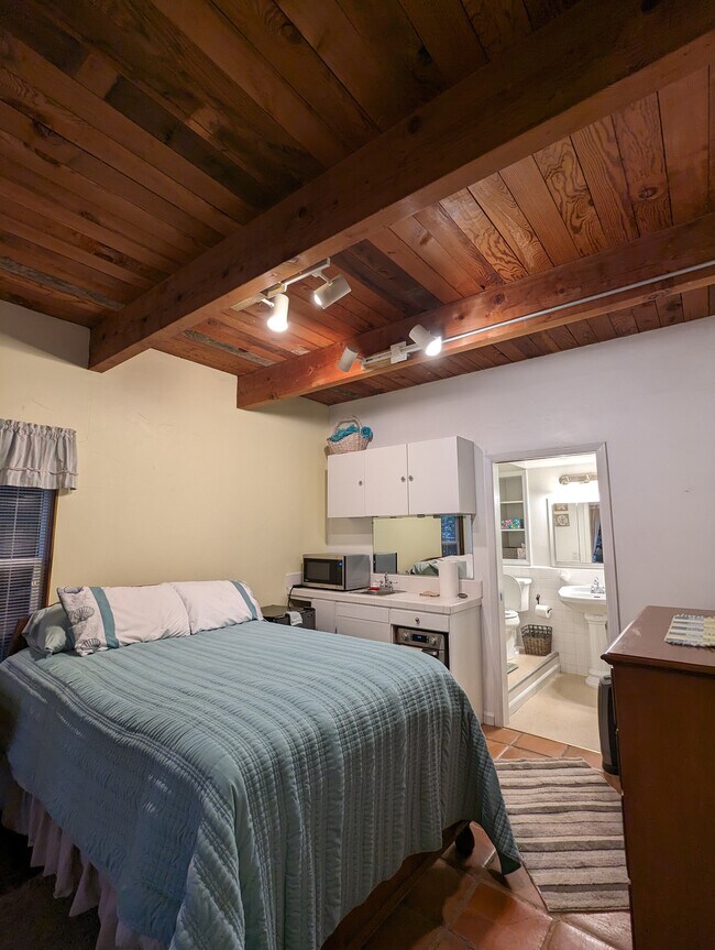 bed dresser - 534 Cathedral Dr