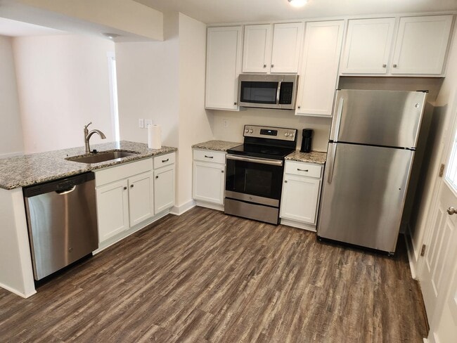 Building Photo - 2 Bed Modern Townhouse-Blackstone Convenient to Pickett