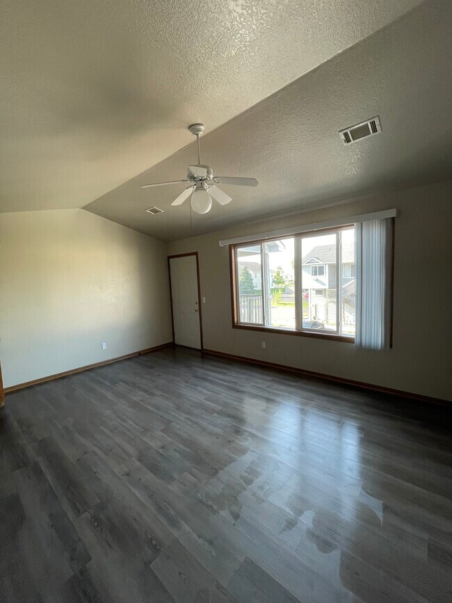 Foto del edificio - 841 Dickinson Ave