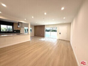 Building Photo - 322 S Swall Dr