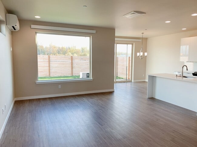 Building Photo - Sunny 3 bdrm, 2.5 bath in Cordata Neighborhood