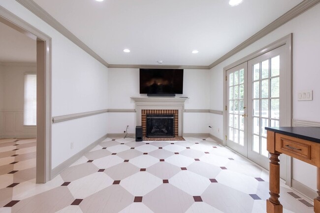 Building Photo - Elegant Townhome in Colonial Williamsburg