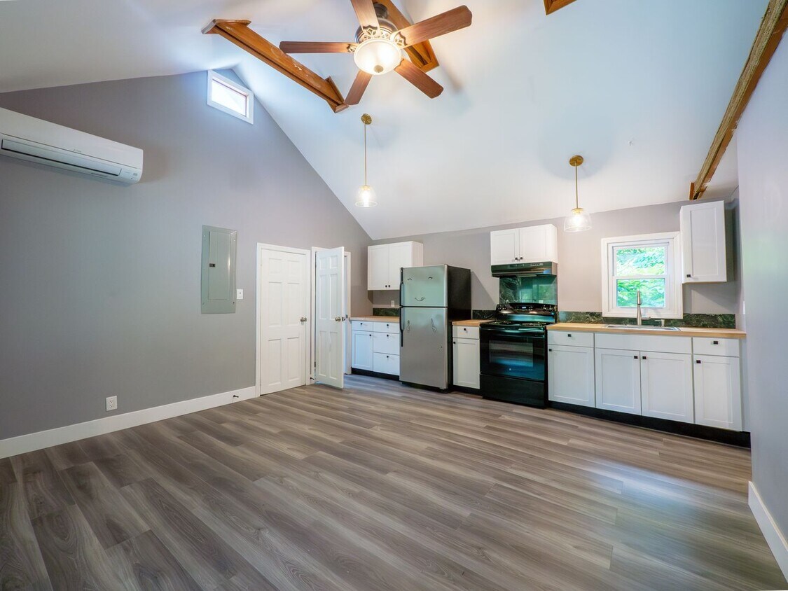 Foto principal - Detached 2BR Home with Mini-Split A/C, Sol...