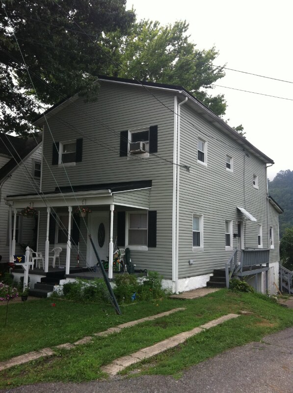 102 E Riverview Dr, Belle, WV 25015 Room for Rent in Belle, WV