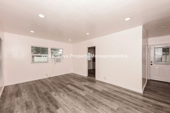 Foto del edificio - Charming Riverside 3 Bedroom Home with Spa...