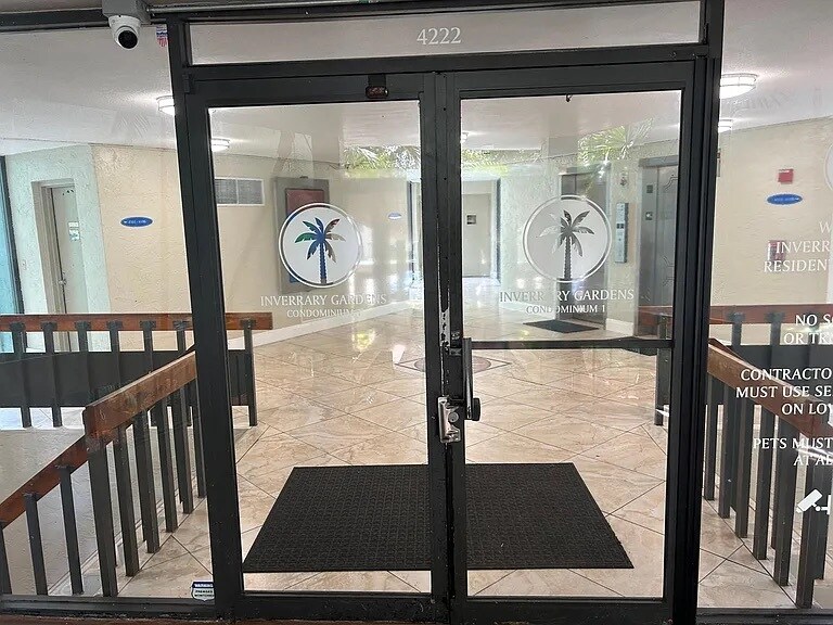 Foto del edificio - 4222 Inverrary Blvd