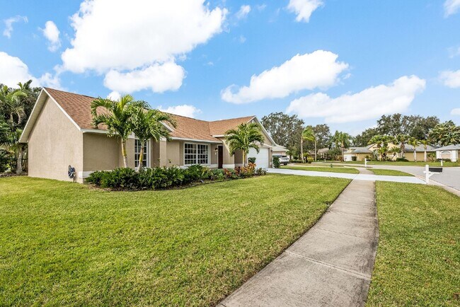 Foto del edificio - Stunning 3 Bed, 2 Bath Home in Vizcaya Estates