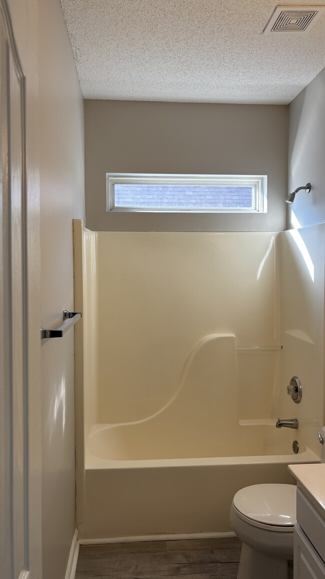 Building Photo - 12045 Evergreen Hollow Dr