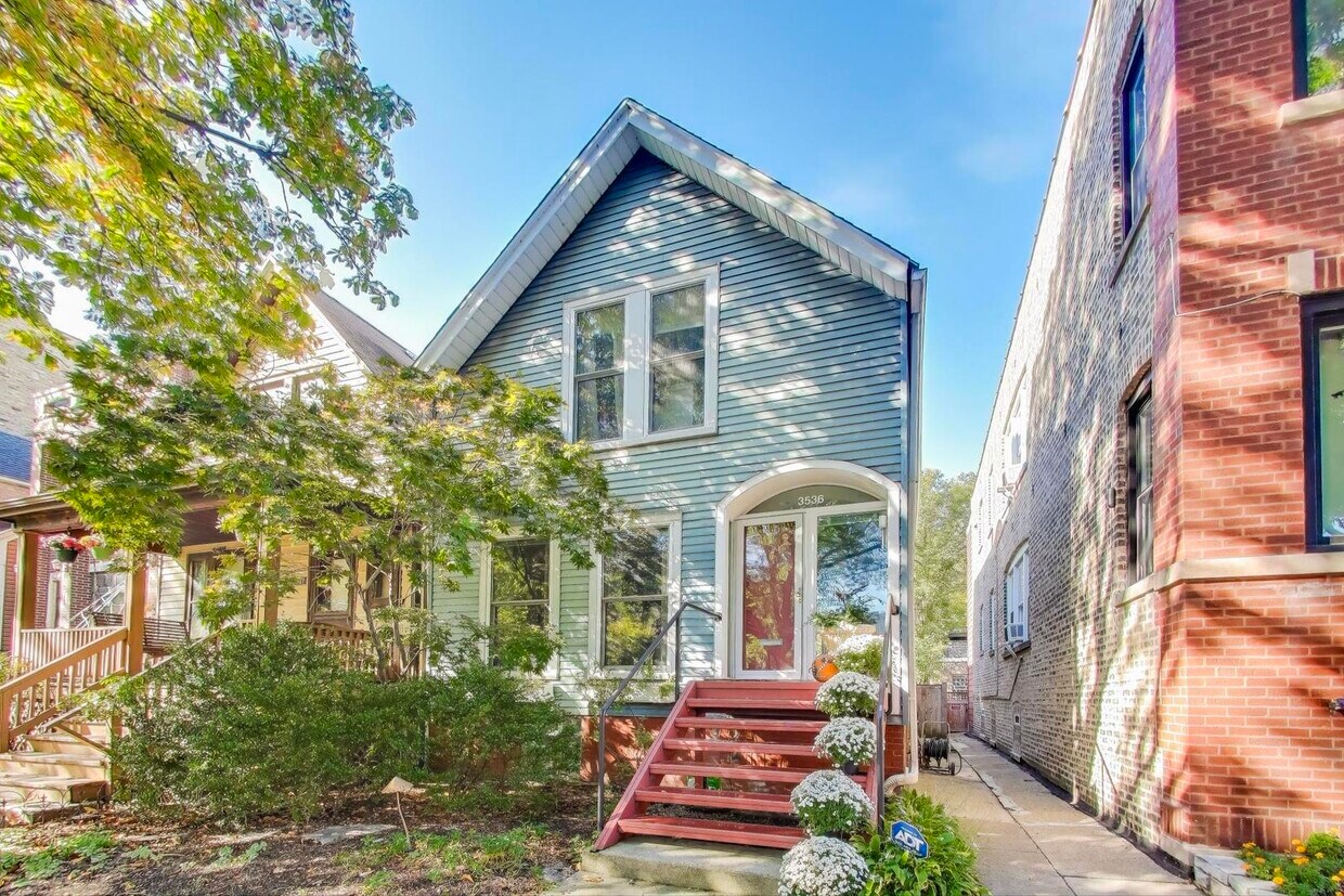 Primary Photo - 3536 N Marshfield Ave