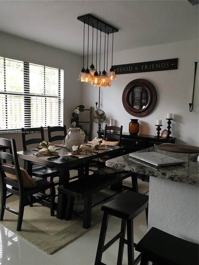 Foto del edificio - 9604 Town Parc Cir S