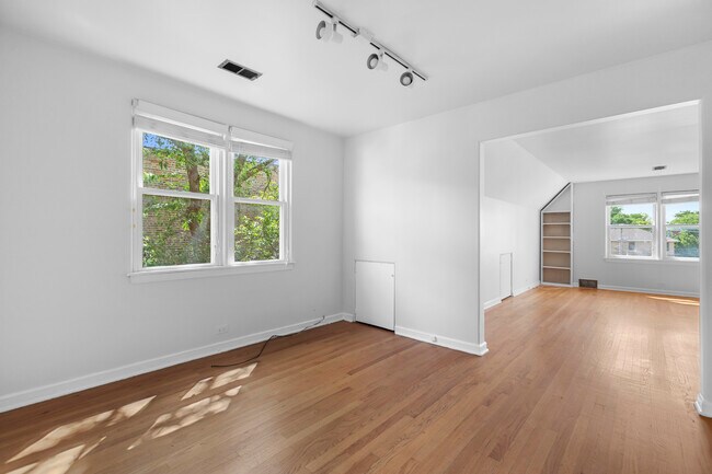 Building Photo - 1456 W Irving Park Rd