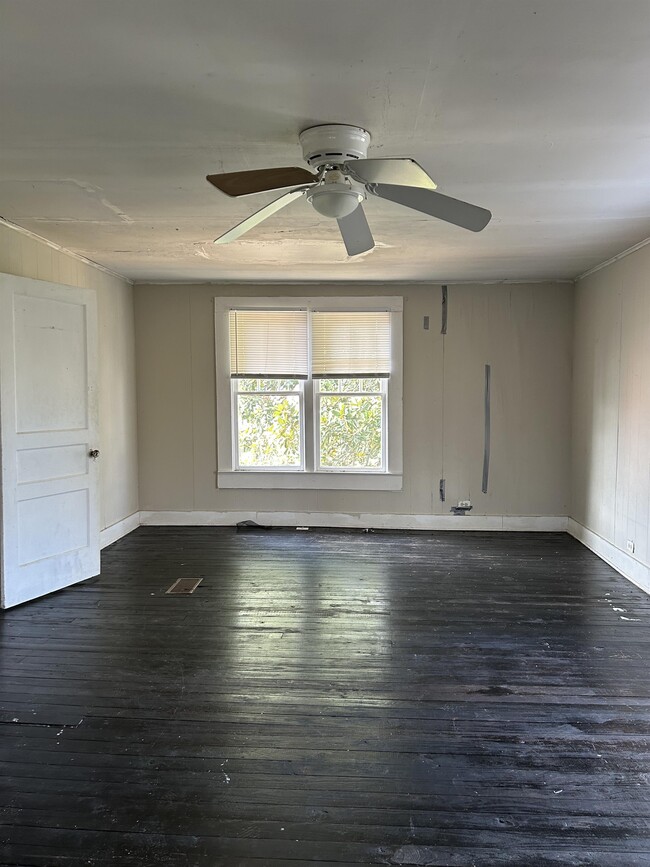 Building Photo - 604 Calcote Ave