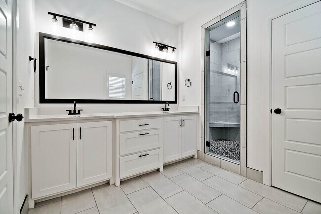 Building Photo - 506 W Persimmon St