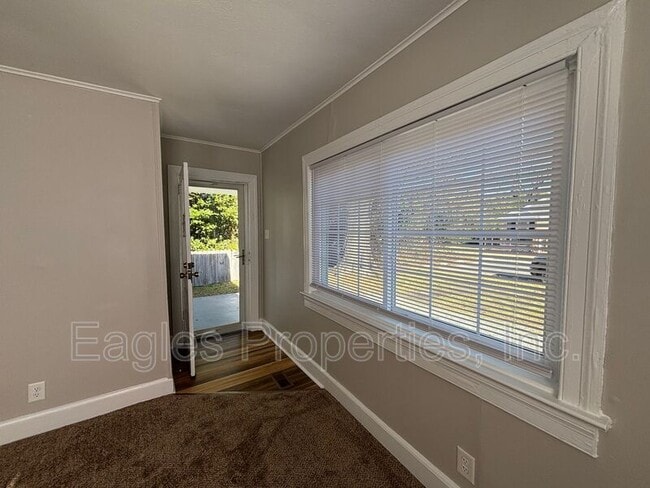 Foto del edificio - 905 N Pineview Ave