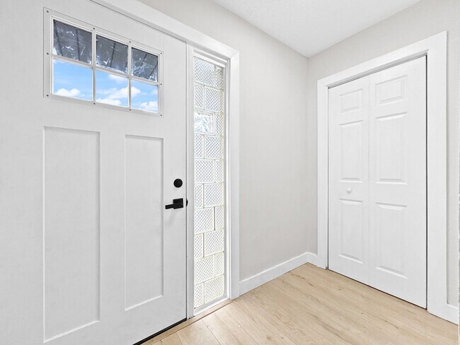 Foto del edificio - SECTION 8 ACCEPTED! Spacious Updated Home in St. Petersburg with a Large Backyard - 4bed | 2bed