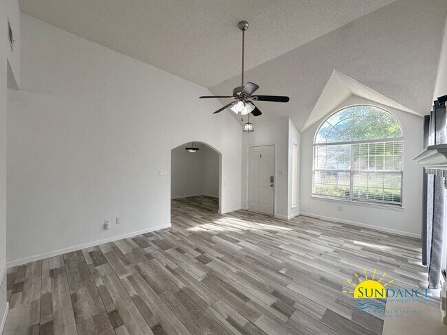 Building Photo - Stunning 3 Bedrooms Home in Fort Walton Be...