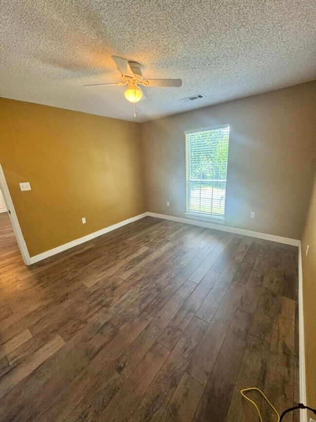 Building Photo - Spacious 4 Bedroom in South Crestview!