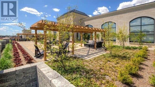 Photo du bâtiment - 240 Villagewalk Blvd