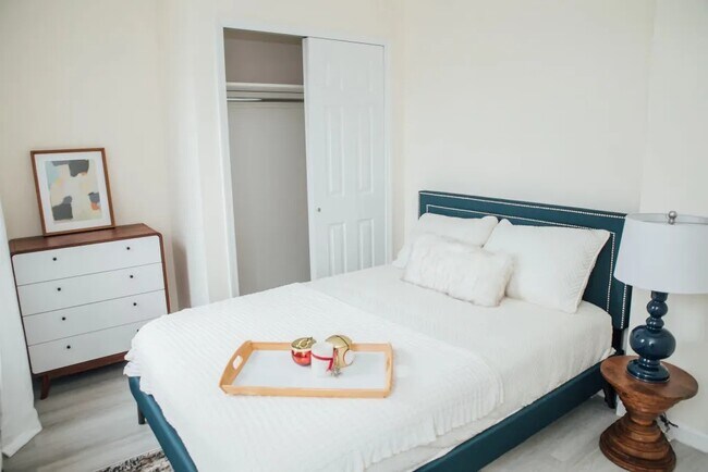 Foto del edificio - Furnished room/NOT APARTMENT