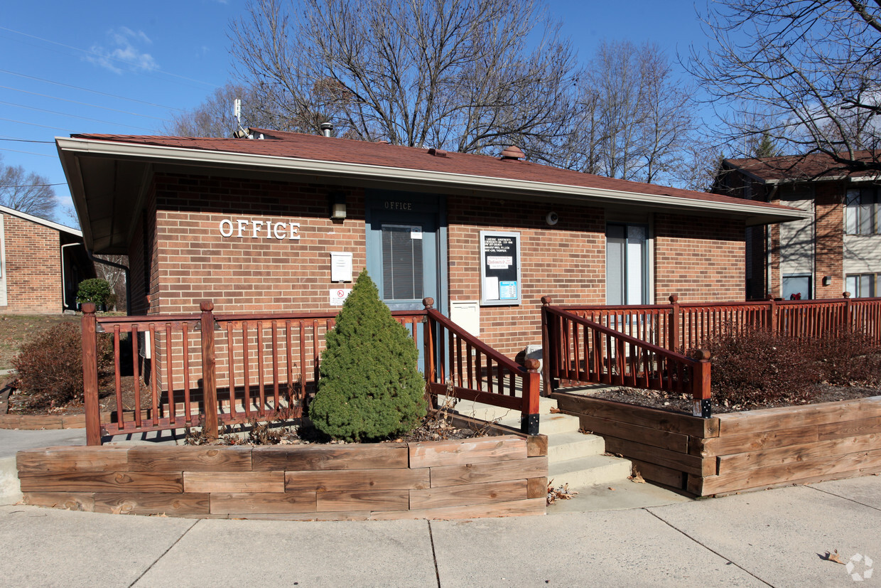 Primary Photo - Lakeside Apartments