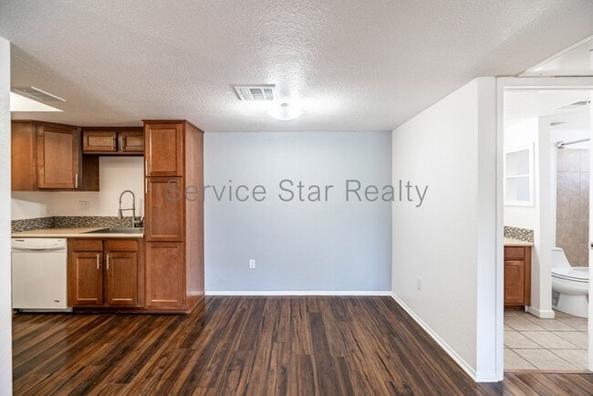 Building Photo - 729 W Coolidge St