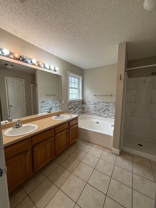 Building Photo - Spacious 4BR Home in Tyrone – Modern Layou...
