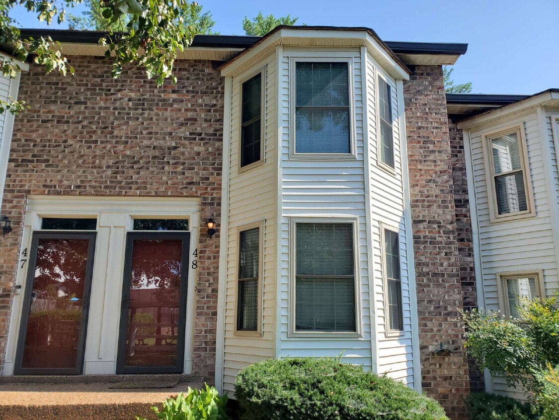 "Charming 2-Bed Townhouse Retreat with Modern Comforts in Hendersonville!" - "Charming 2-Bed Townhouse Retreat with Modern Comforts in Hendersonville!"