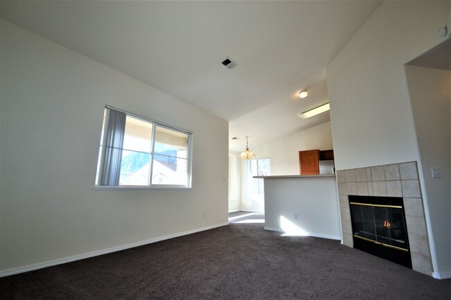 Building Photo - Cute & Cozy Apartment with One Car Garage ...
