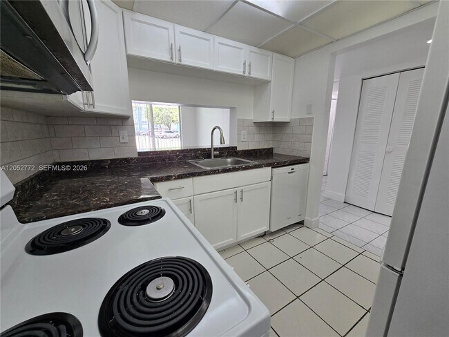 Foto del edificio - 484 NW 165th St