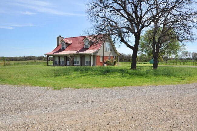 Building Photo - Country Living That Allows Horses!