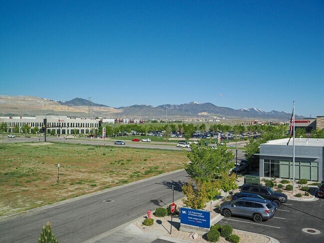 Building Photo - 3 Bedroom, 2.5 Bathroom in South Jordan