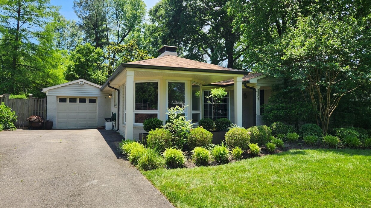 Rare Opportunity In Belle Haven Neighborhood - Yard Work Included in Rent - Rare Opportunity In Belle Haven Neighborhood - Yard Work Included in Rent