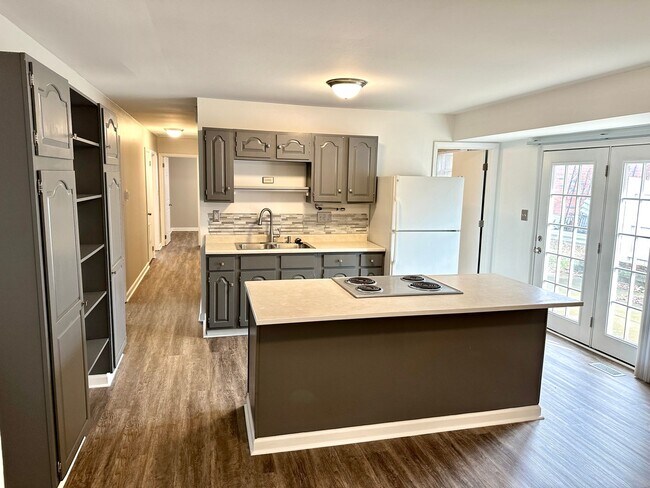 Building Photo - 10 Willow Dr
