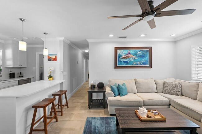 Building Photo - 911 W Hawie St