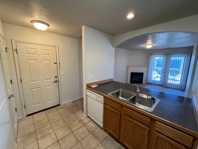 Foto del edificio - Upstairs 1-bedroom, 1-bath Apartment in an...